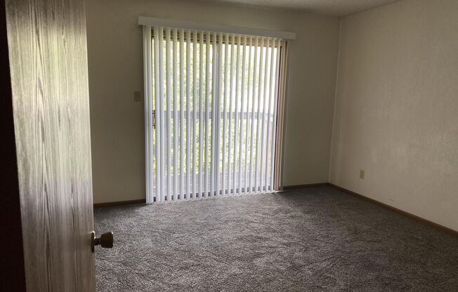 2 beds, 1 bath, 850 sqft, $750, Unit Unit B