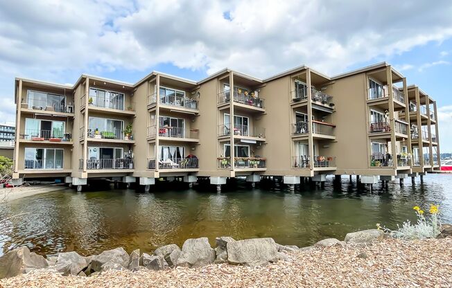 Waterfront 2bd/1bth Condo Downtown Kirkland, $2,750/mo.
