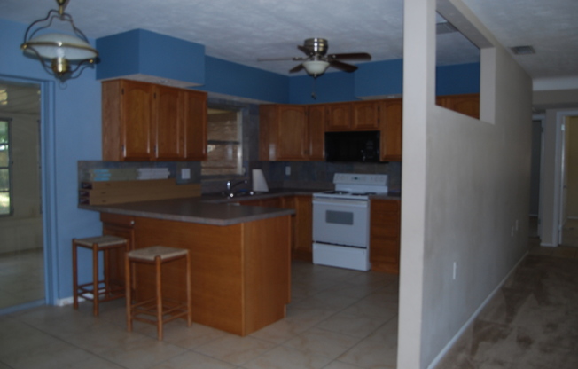3/2 ST. PETERSBURG HOME WITH FENCED YARD