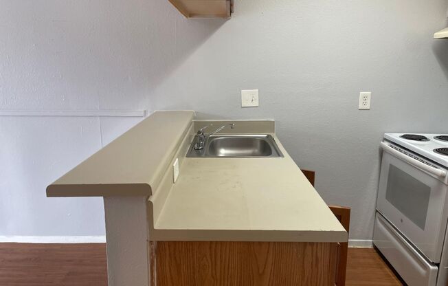 Studio, 1 bath, 450 sqft, $600, Unit 211