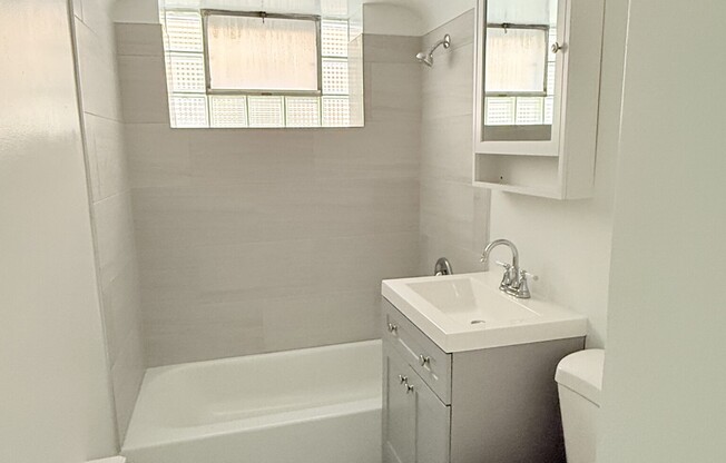 6715 N California Ave