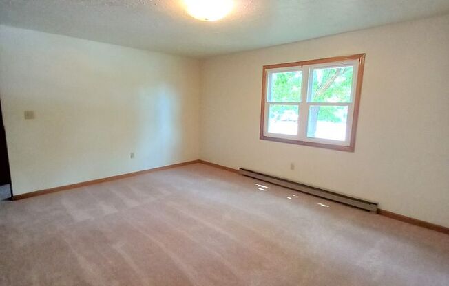 2 beds, 1 bath, 903 sqft, $1,340, Unit J-10