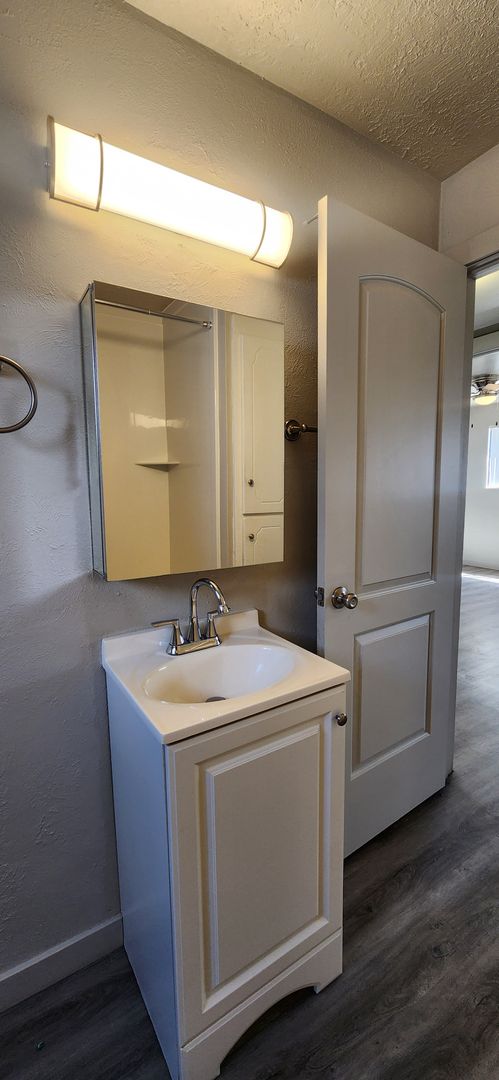 2 beds, 1 bath, 800 sqft, $1,195, Unit #32