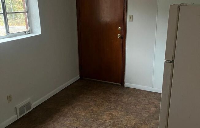 2 beds, 1 bath, $795, Unit Apt # 1