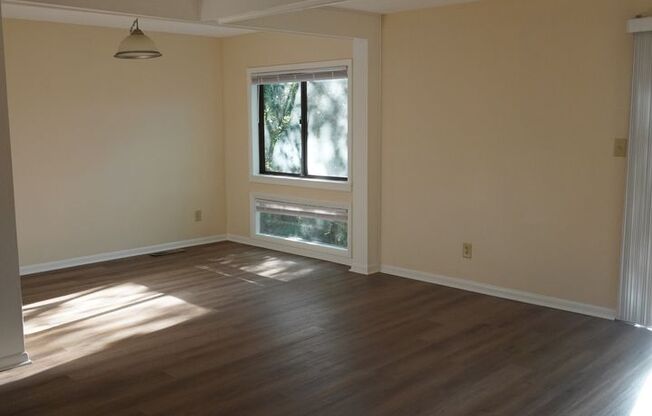 195 Woodstone Dr. // Available NOW!