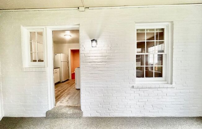 2 beds, 1 bath, $2,300