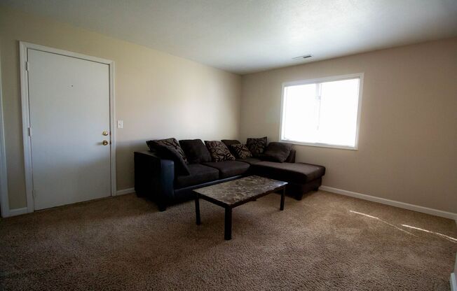 2 beds, 1 bath, $899, Unit 6