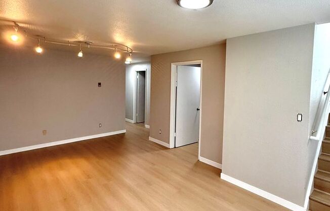 4-Bedroom North Green Lake Townhouse-Style Apartment – Prime Location