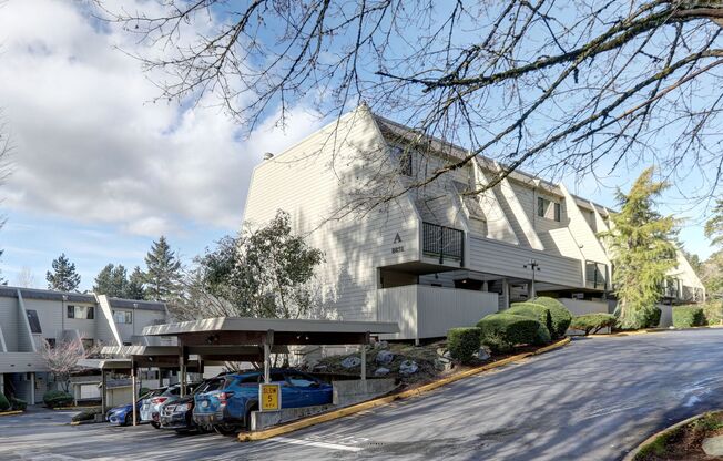 Beautiful Remodeled 2bd, 2ba condo in Amazing Redmond Location!