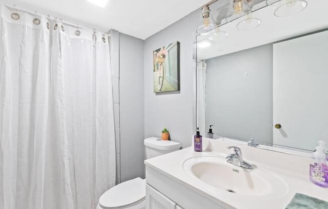 2 beds, 2 baths, 1,100 sqft, $2,000