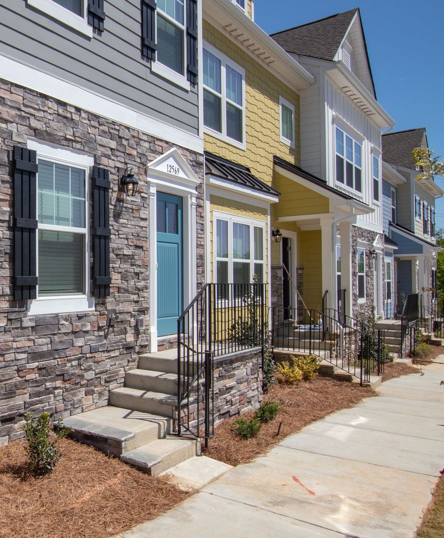 BEAUTIFUL Bryton  3 Bedroom Townhome Centrally Located in Huntersville!