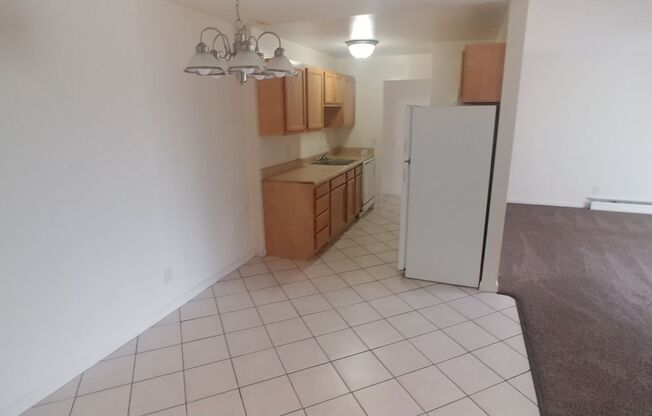 2 beds, 1.5 baths, 920 sqft, $1,200, Unit Apt 10