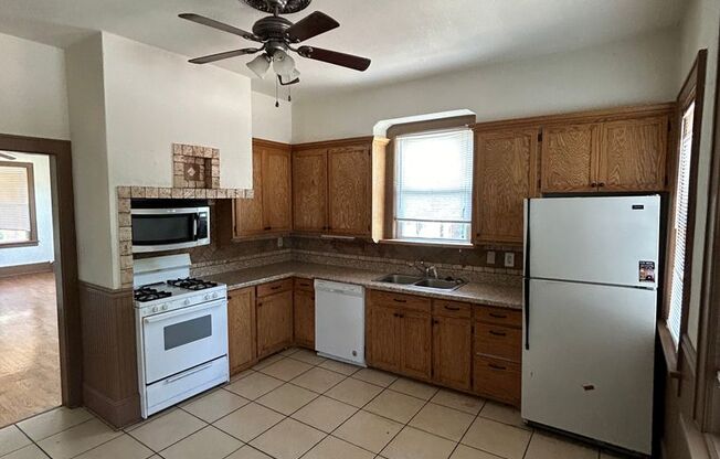 2 beds, 1 bath, 1,300 sqft, $1,850