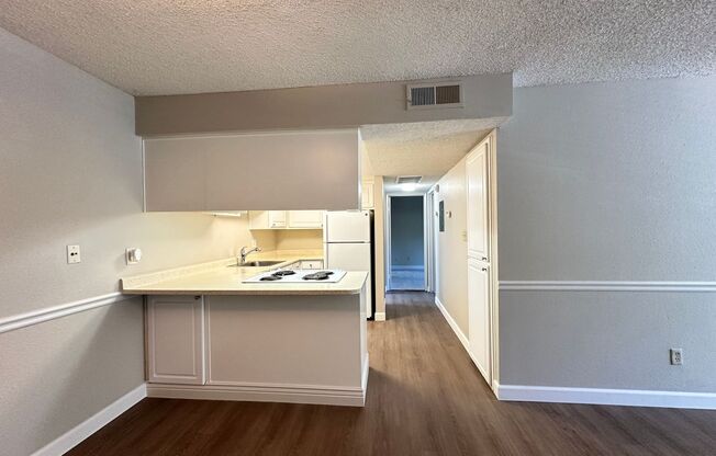 2 beds, 1 bath, 895 sqft, $1,700, Unit 490102