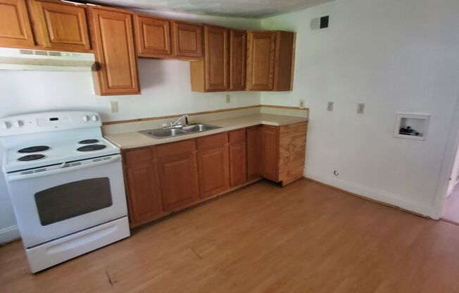 3 beds, 1 bath, 875 sqft, $1,095