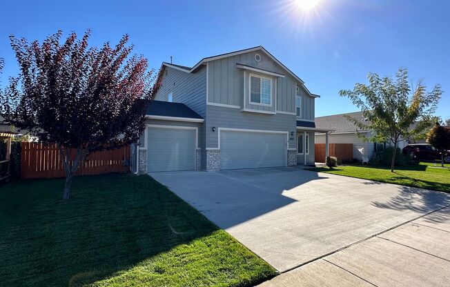 ***HALF OFF 1st MONTH*** 3bed, 2.5bath, 2,304sq.ft. 3-car garage home in Caldwell (Apple Creek Sub)