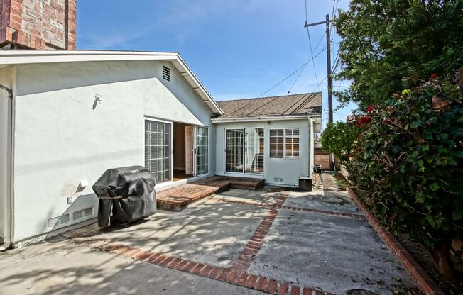REMODELED, BRIGHT & AIRY, 4BR3BA HOME W/ GATED DRIVEWAY, 2-CAR GARAGE, FRONT & REAR YARDS CLOSE TO SCHOOLS, SHOPPING, FREEWAY ACCESS & 10 MINS TO BEACH!