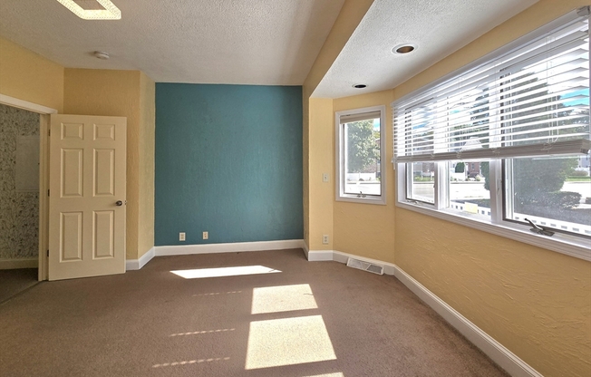 3 beds, 1 bath, $3,200, Unit 1