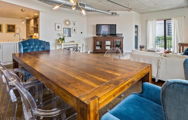115 W PEACHTREE PL