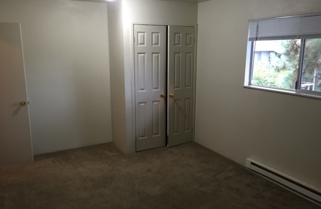 1 bed, 1 bath, 640 sqft, $1,200, Unit #42