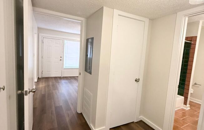 2 beds, 1 bath, $950, Unit SC555