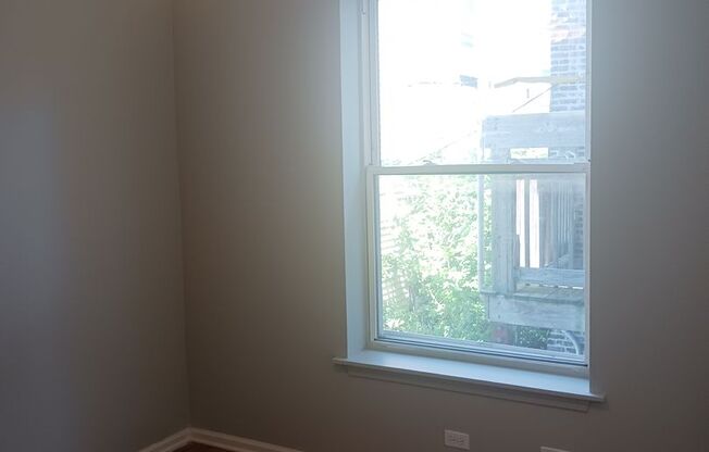 2 beds, 1 bath, $1,300