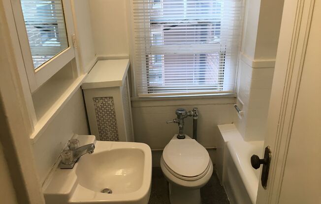 2 beds, 1 bath, 962 sqft, $1,475, Unit 3C