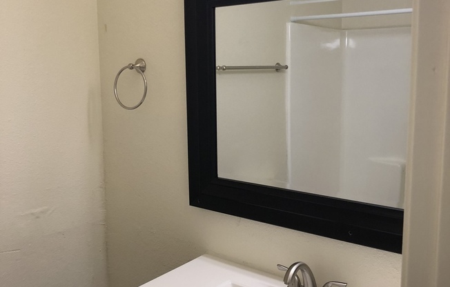 2 beds, 1 bath, 950 sqft, $1,225, Unit 208