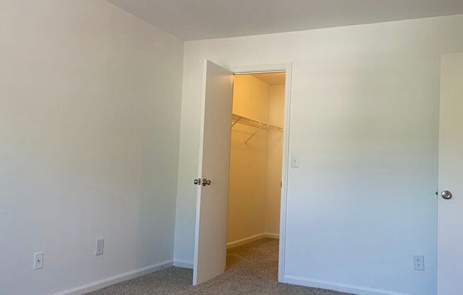 2 beds, 1 bath, 880 sqft, $1,274, Unit 405E