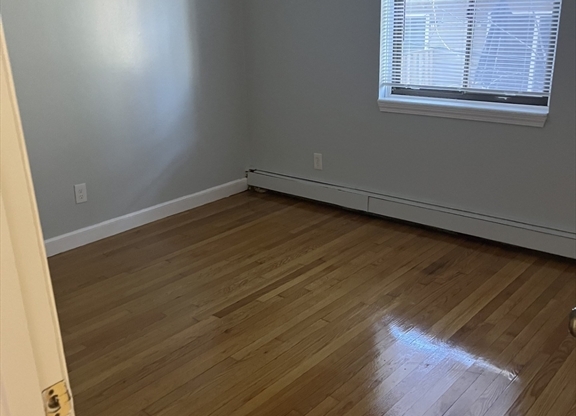 2 beds, 1 bath, 700 sqft, $2,300, Unit 5