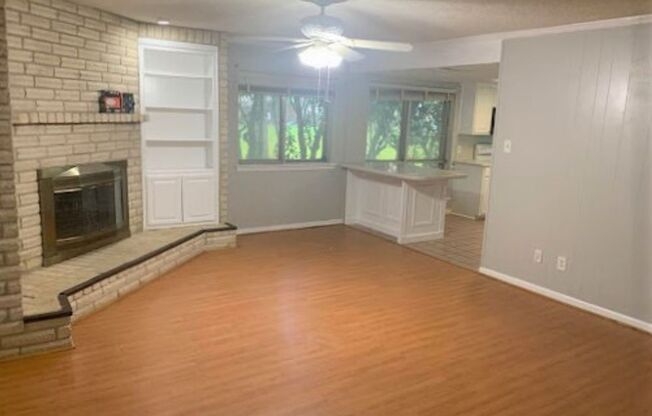 Big Clear Lake Indoor/Outdoor 3bed, 2bath Rental on a Greenbelt.