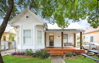 Charmer Close to Downtown!