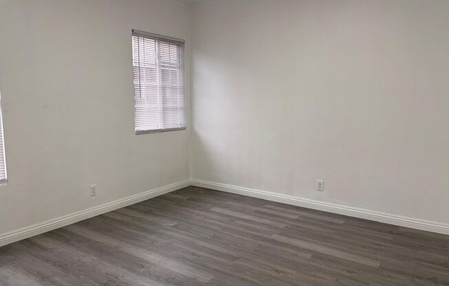 Charming 1-bedroom, 1-bath apartment located in a desirable area of Burbank.