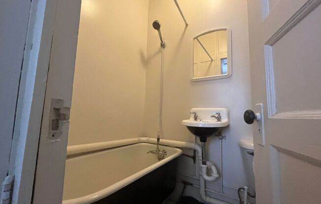 4 beds, 2 baths, $2,295, Unit 10