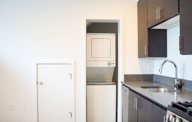 Incredible Specials: Immaculate 1-Bedroom Townhouse w/ A MONTH FREE, $300 + APPS ON US!