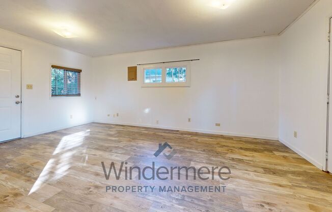 512 Columbia *Charming Cottage with Private, Fenced Backyard and Ample Storage*