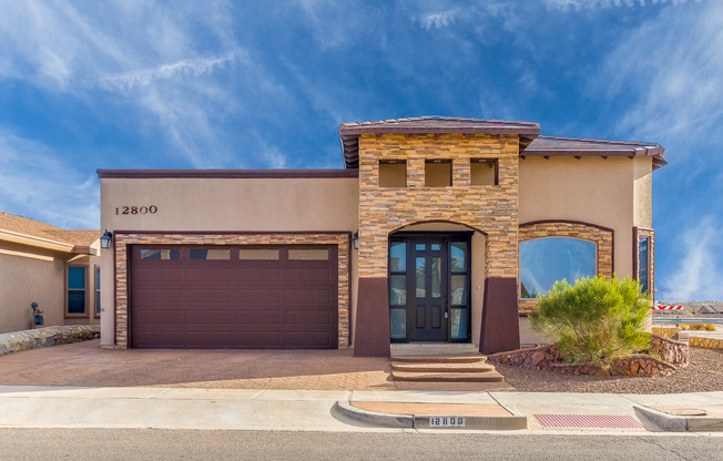 Gorgeous Custom Home on a corner lot in Ventanas - East El Paso!