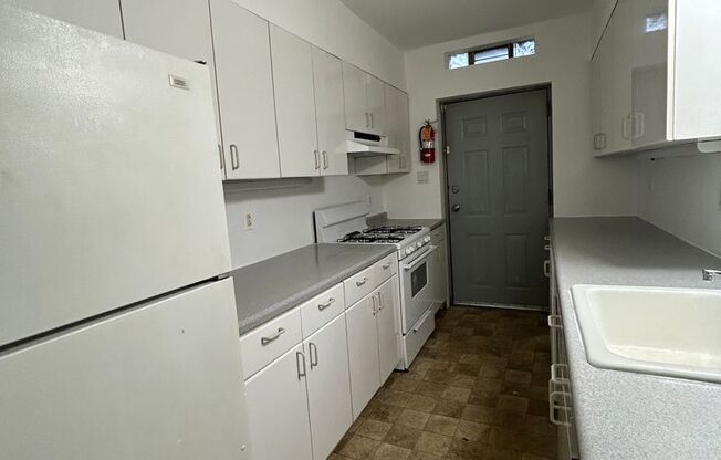 2 beds, 1 bath, $1,900