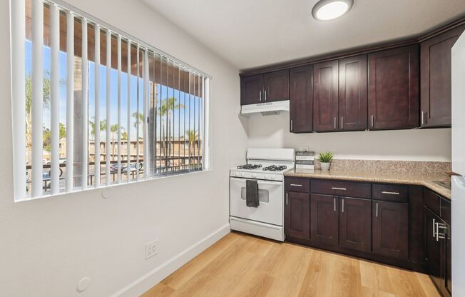 2 beds, 1 bath, 700 sqft, $2,128, Unit 545-1001