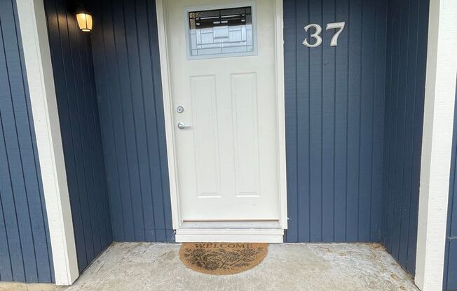 2 beds, 1 bath, 945 sqft, $1,575, Unit 037
