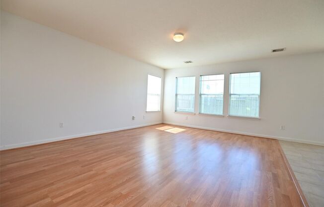 Beautiful 3-Bedroom Home with Spacious Layout & Prime Location!