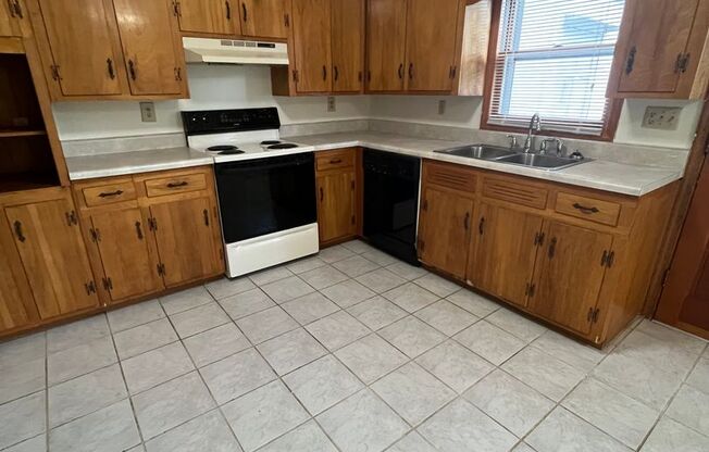 3 beds, 1.5 baths, 1,100 sqft, $1,980, Unit F-12