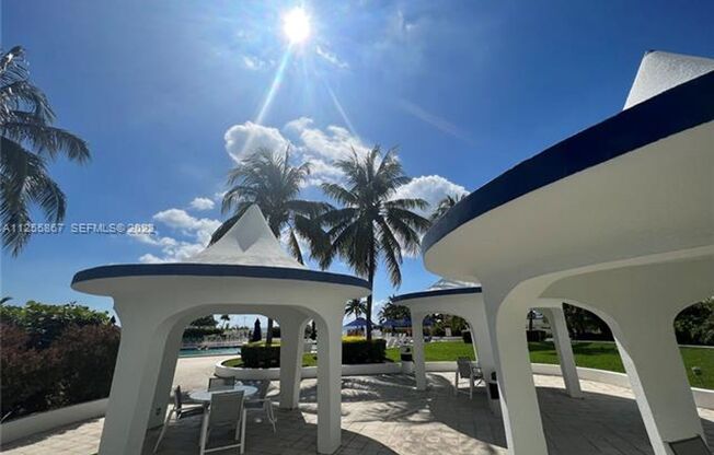 2 beds, 2 baths, 1,030 sqft, $4,000, Unit 5161 Collins Ave appt 1711