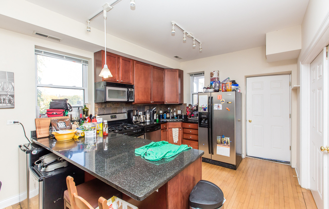 Massive 4bed/2bath DUPLEX in the HEART of Bucktown/Wicker Park! In-Unit Laundry! Central Air!