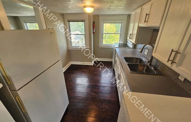 Studio, 1 bath, 800 sqft, $1,100, Unit 4