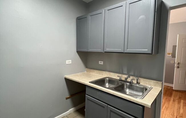 Studio, 1 bath, 350 sqft, $1,100, Unit 352-3E