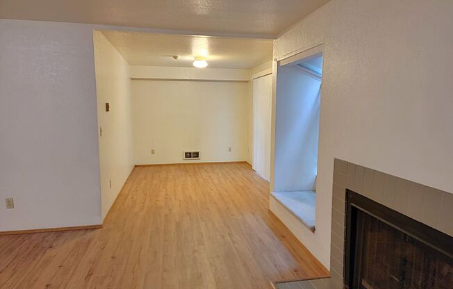 Sammamish Waterway 1 Bedroom + Den 1 BA Condo $1800.00