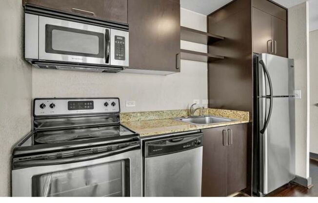 Harrison West Condos - 1 bed/1 bath w/balcony/parking/free laundry/pool (DOWNTOWN/PSU/OHSU)