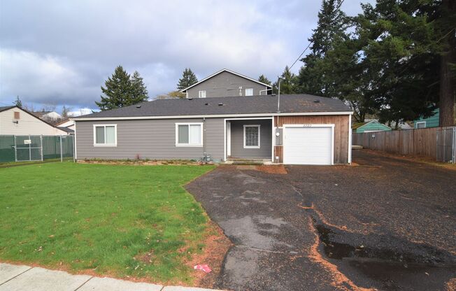 3 bedroom 2 bath House with fenced yard!
