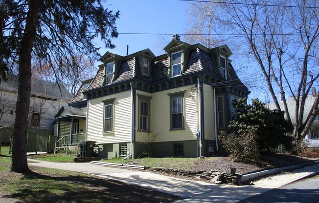 3 Bedroom Victorian home near the center to town